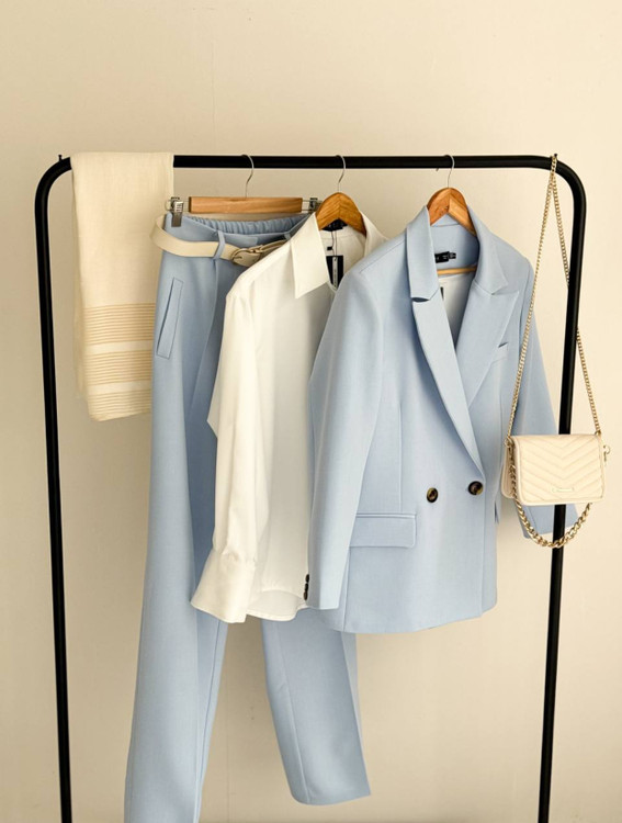 کت و شلوار آبی آسمانی